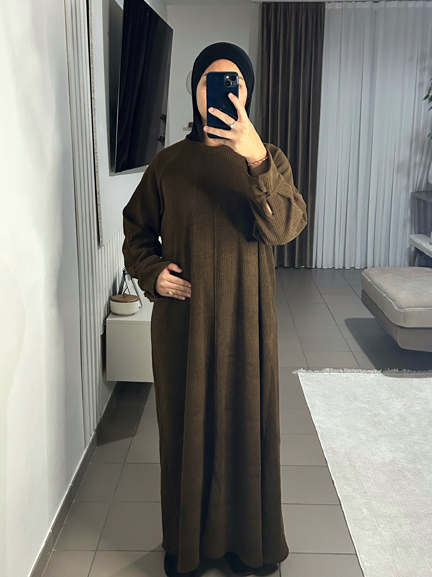 Abaya Velours Femme avec Boutons – Style Contemporain