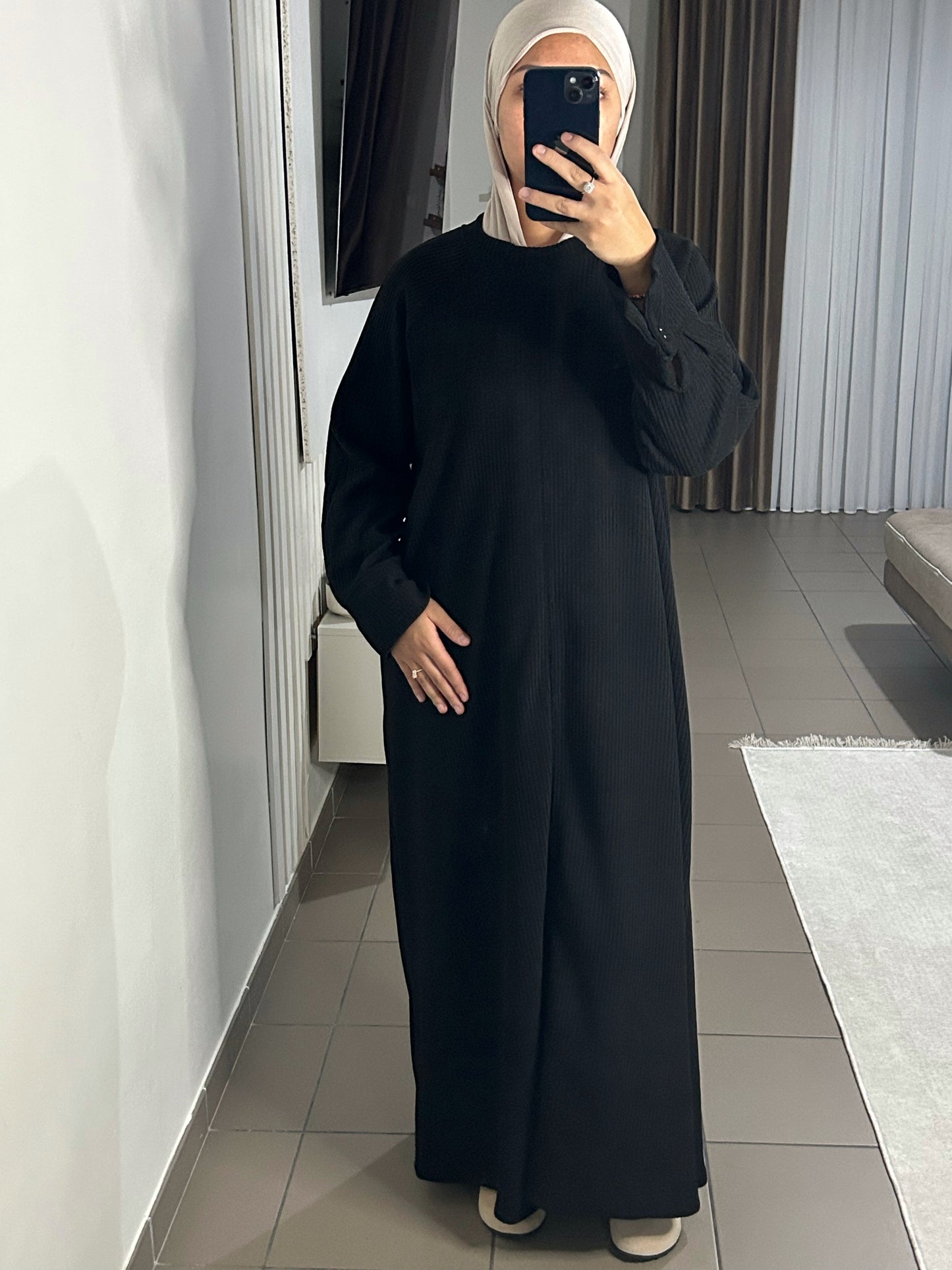 Abaya Velours Femme avec Boutons – Style Contemporain