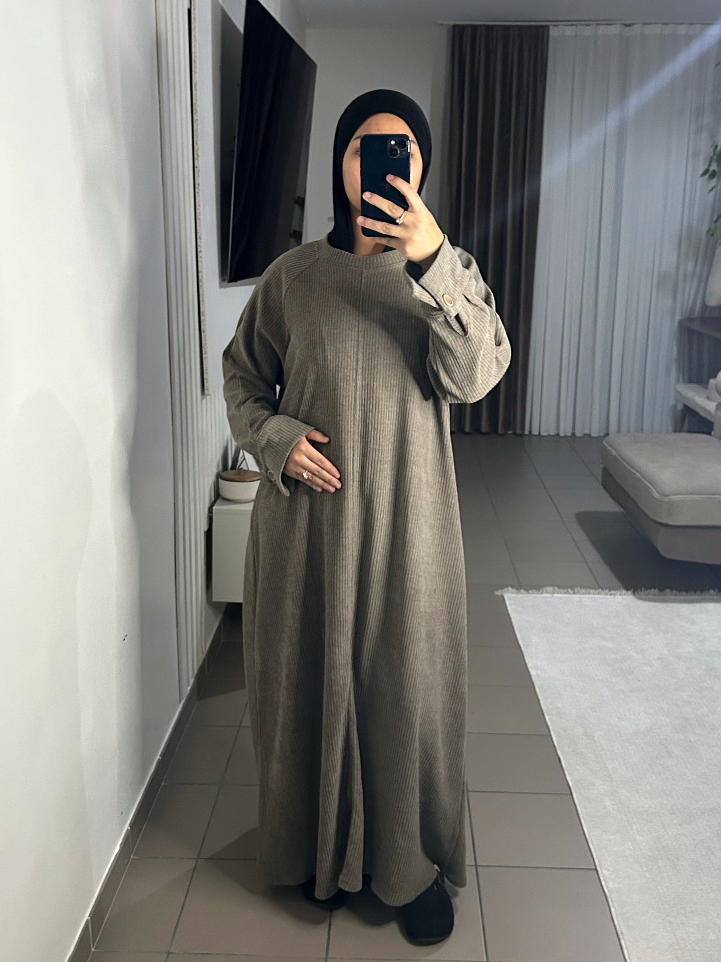 Abaya Velours Femme avec Boutons – Style Contemporain