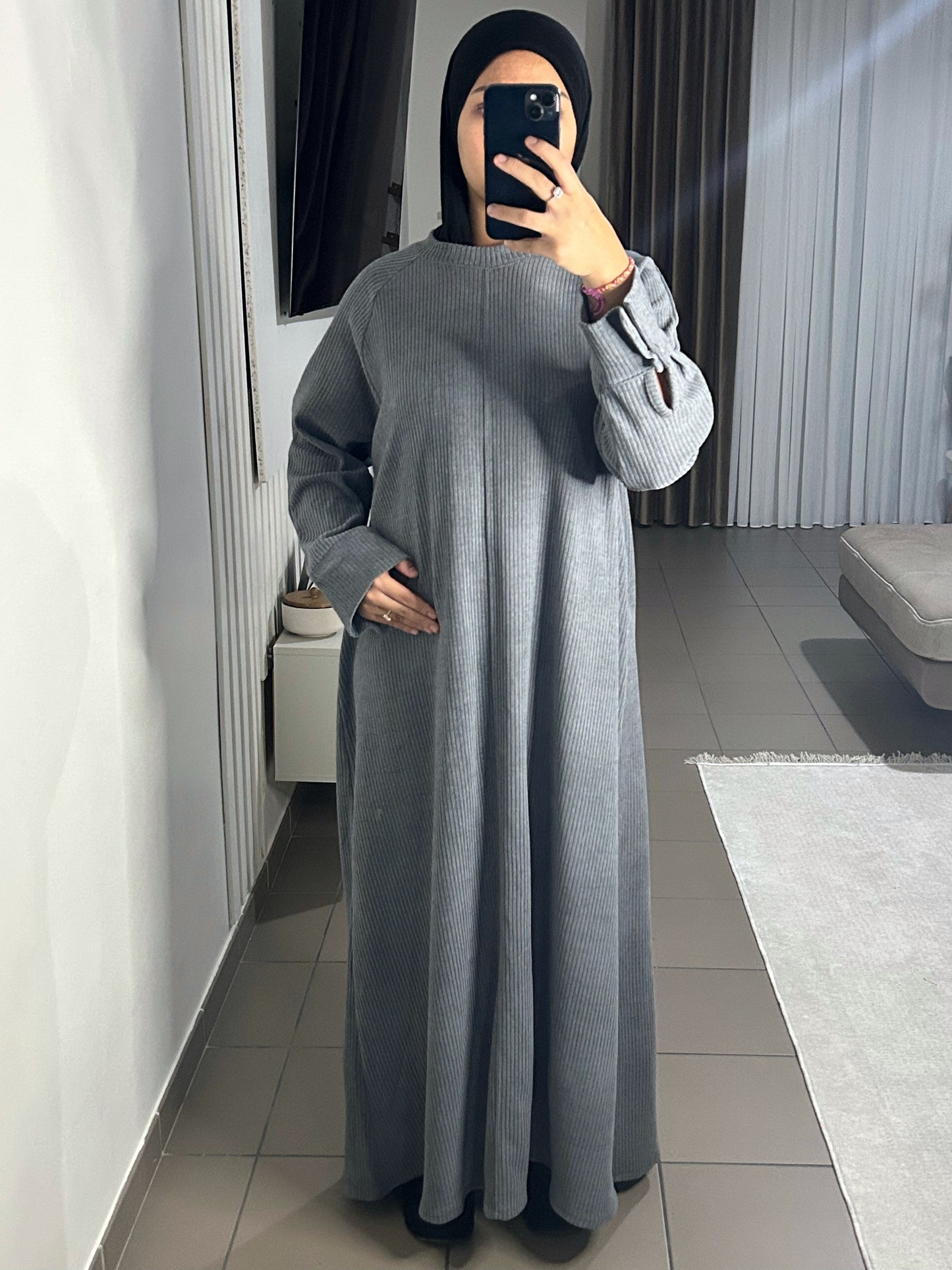 Abaya Velours Femme avec Boutons – Style Contemporain