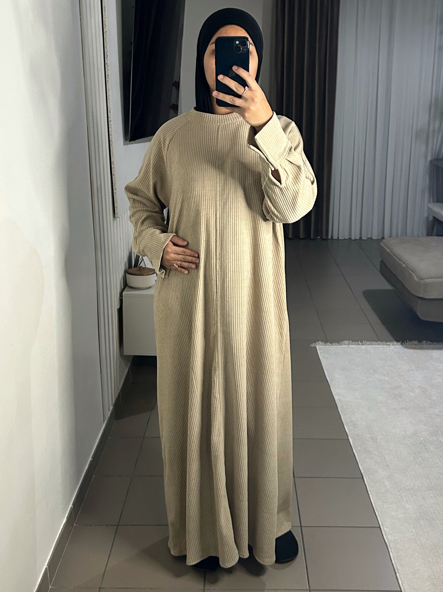 Abaya Velours Femme avec Boutons – Style Contemporain