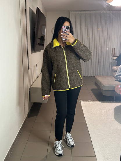 Veste en Laine Bouillie Femme Col Jaune – Élégance Discrète