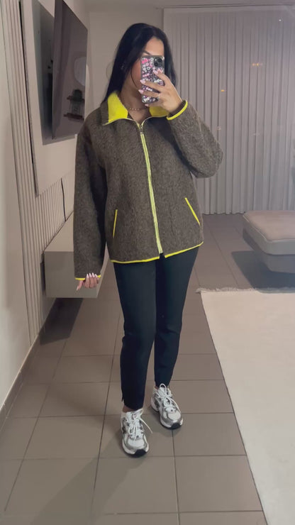 Veste en Laine Bouillie Femme Col Jaune – Élégance Discrète