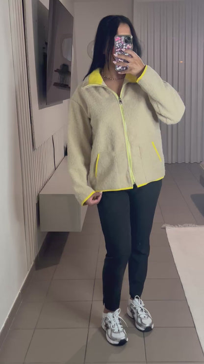 Veste en Laine Bouillie Femme Col Jaune – Élégance Discrète